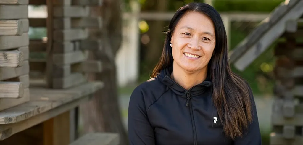 Portrett av Kine ute i barnehagen