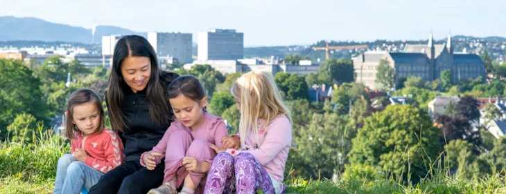 Kine og barn fra barnehagen på tur på Festningen.