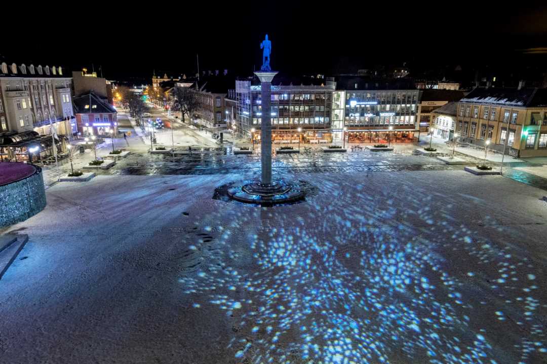Kveldsbilde med torvet i Trondheim med diskolys