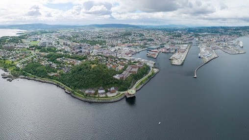 Dronebilde tatt fra Ladehammeren og mot midtbyen