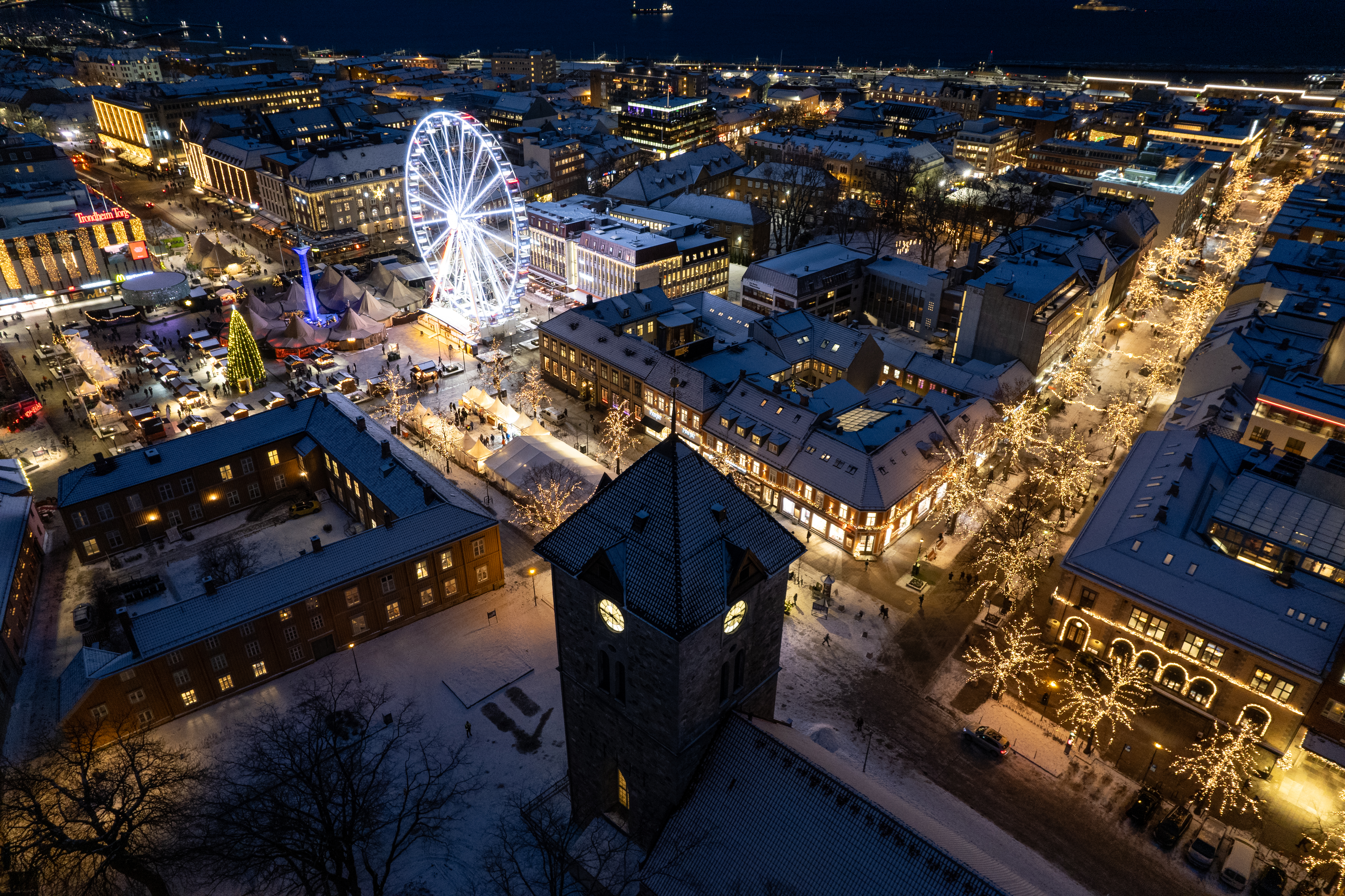 dronebilde over julemarkedet med pariserhjul og salgsboder på Torvet