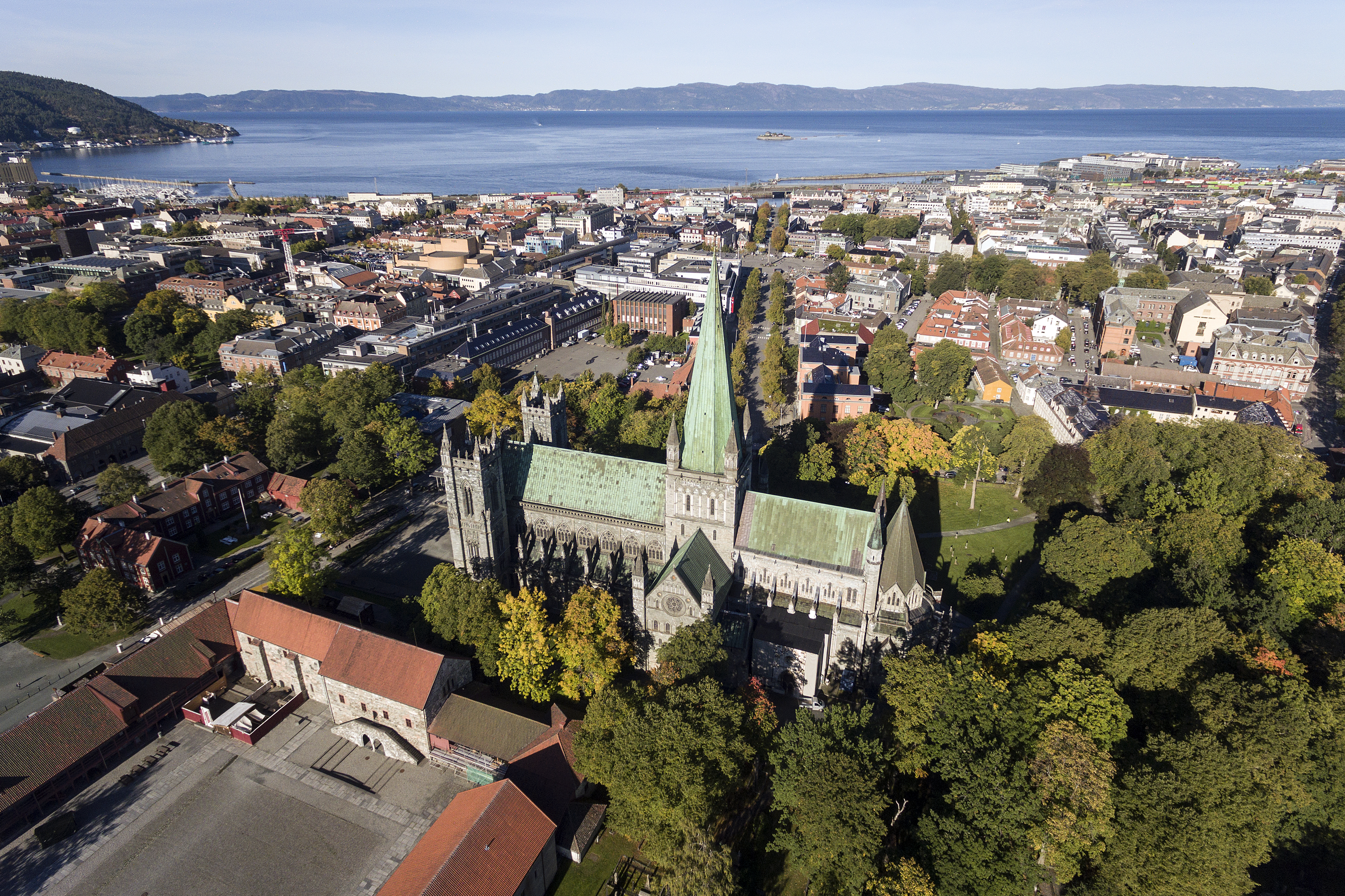 Dronebilde ttatt over Nidarisdomen og sentrum