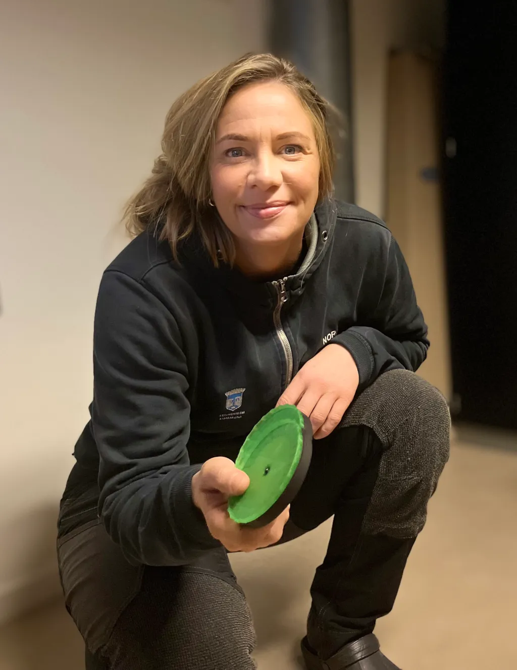 Kvinnelig ansatt ved helse og overdoseteamet i kommunen viser fram en ekse som kalles pucknA