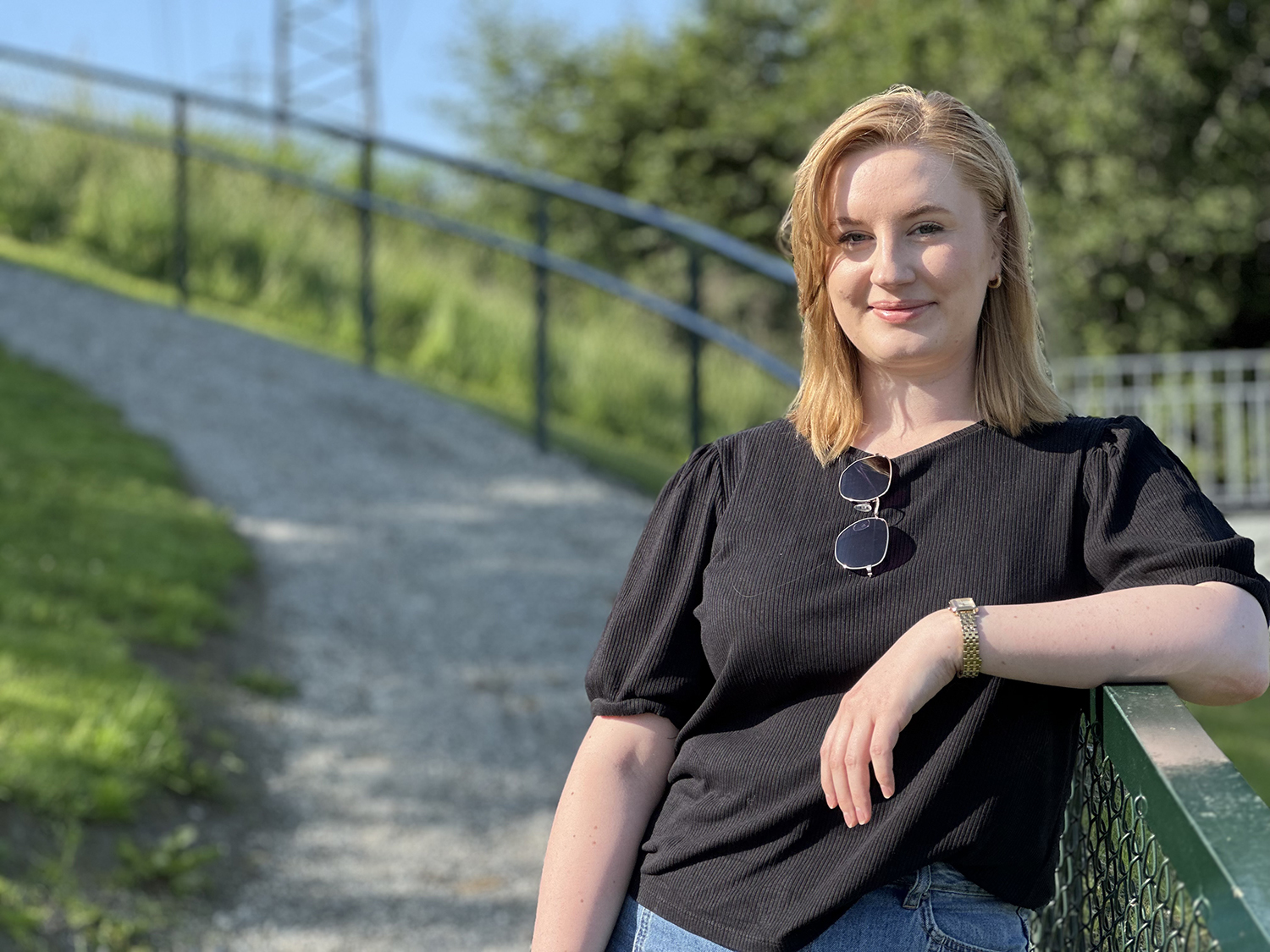 Linn Cathrin Josepson står med en snarvei bak seg