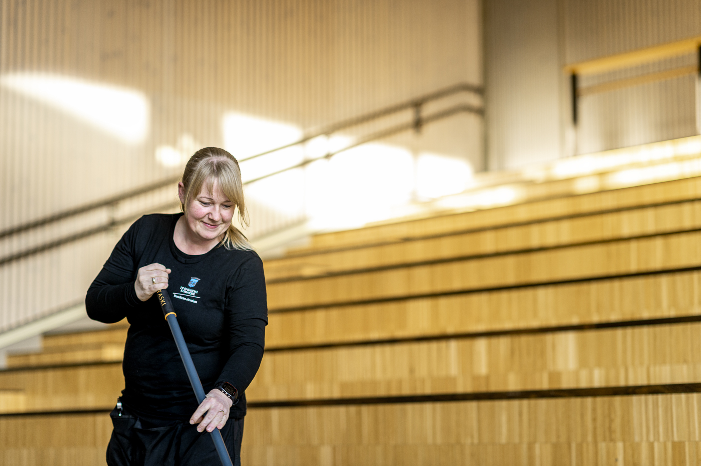 Foto av renholdsoperat&oslash;r Maia Berg med mopp i amfiet p&aring; Spongdal skole