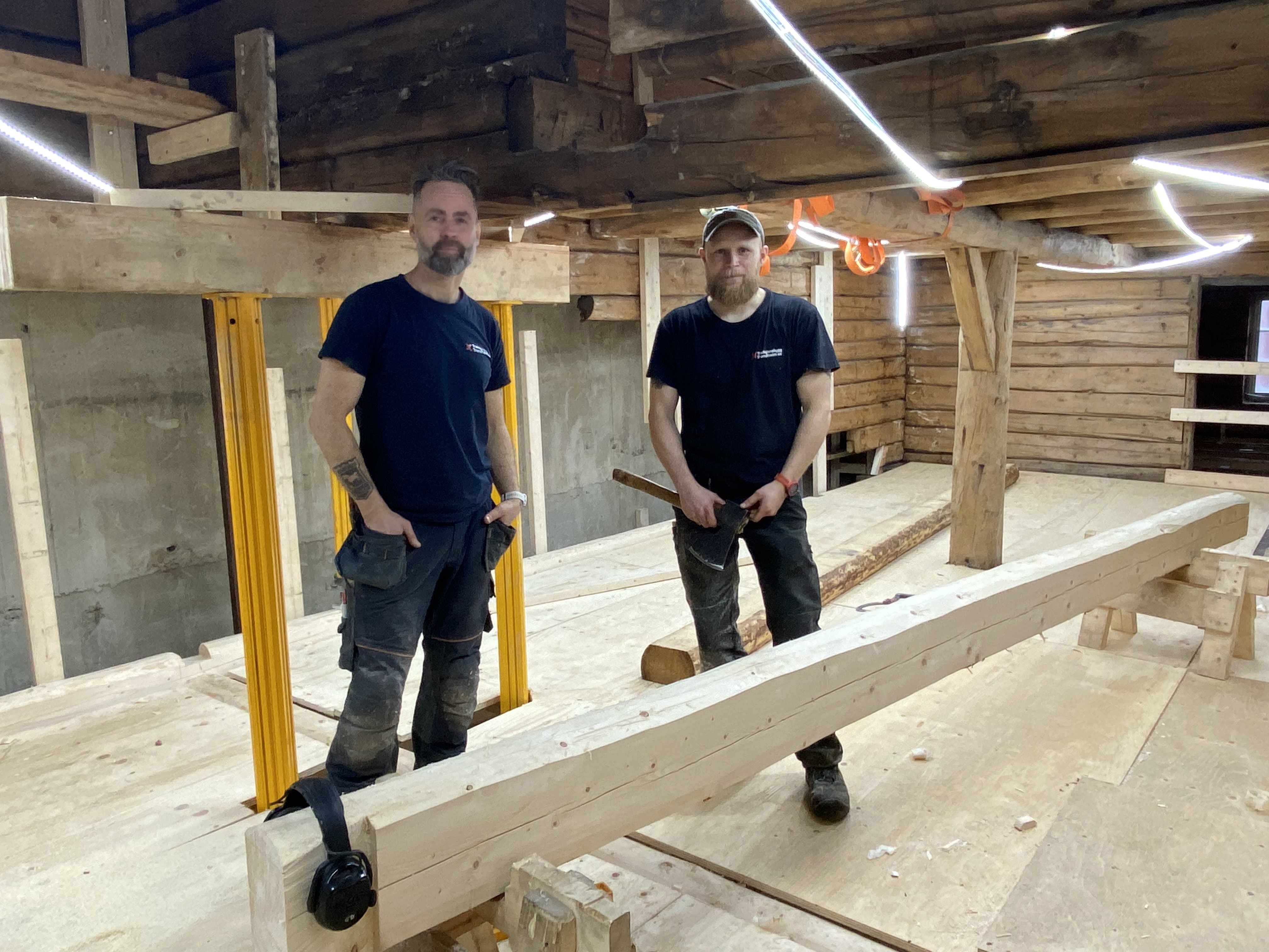 To byggearbeidere som jobber med lafting