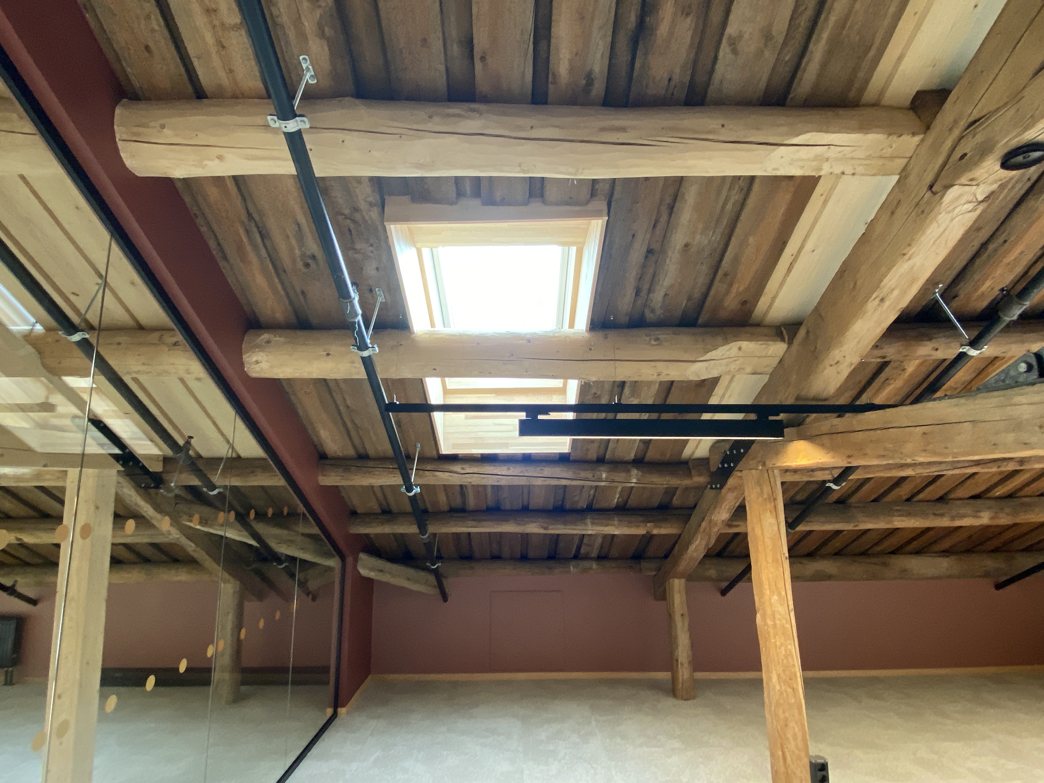 Takvinduer sett fra innsiden av brygga