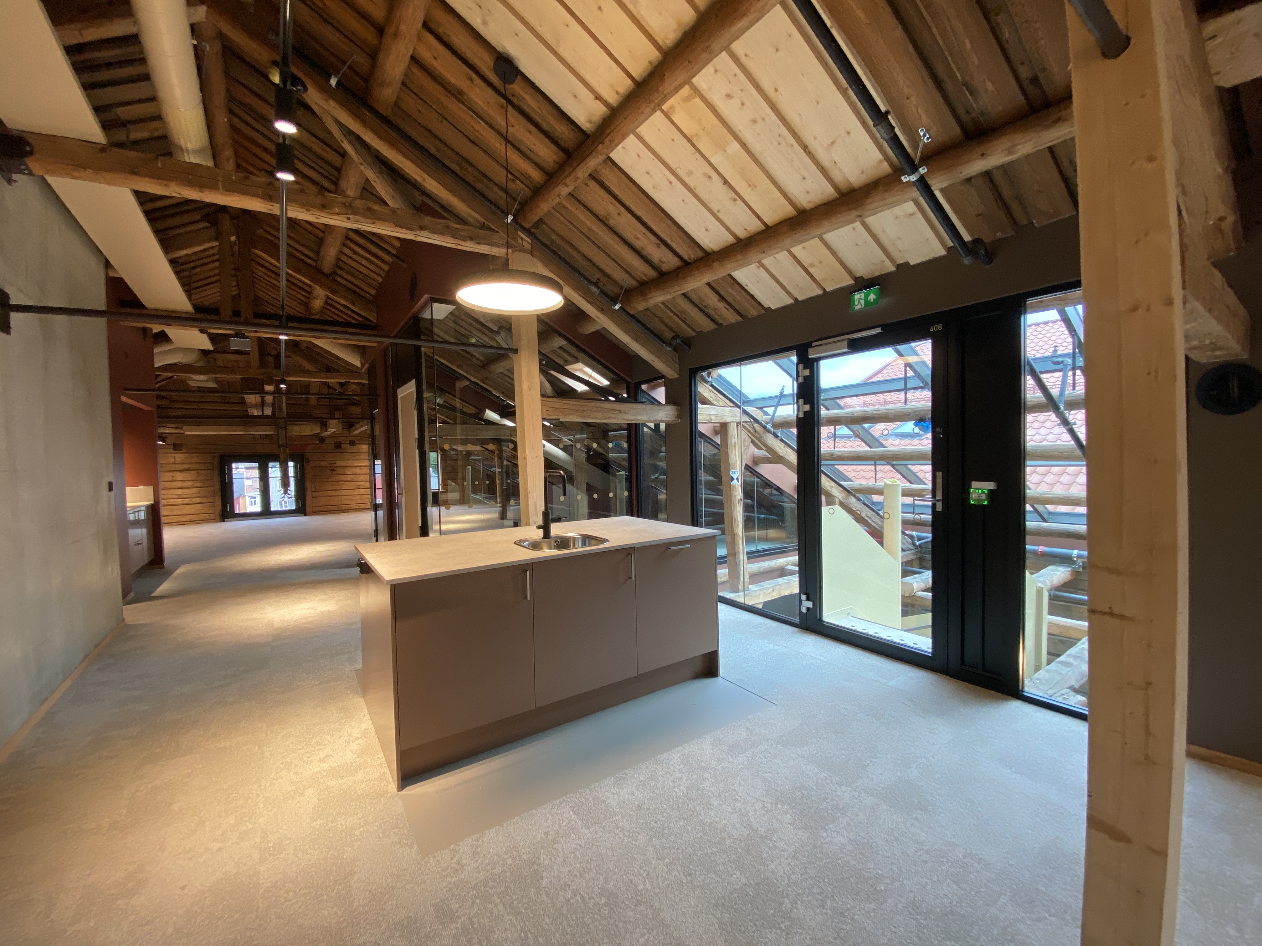 En kj&oslash;kken&oslash;y ved store vinduer