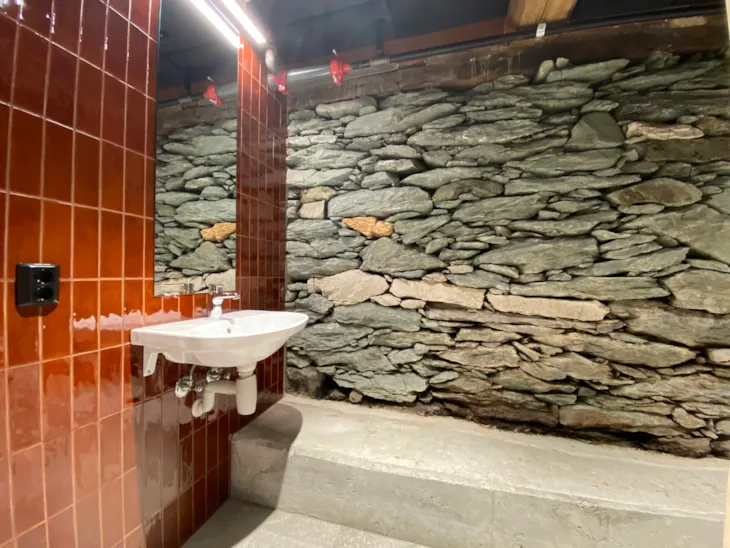 En vask montert på flisvegg