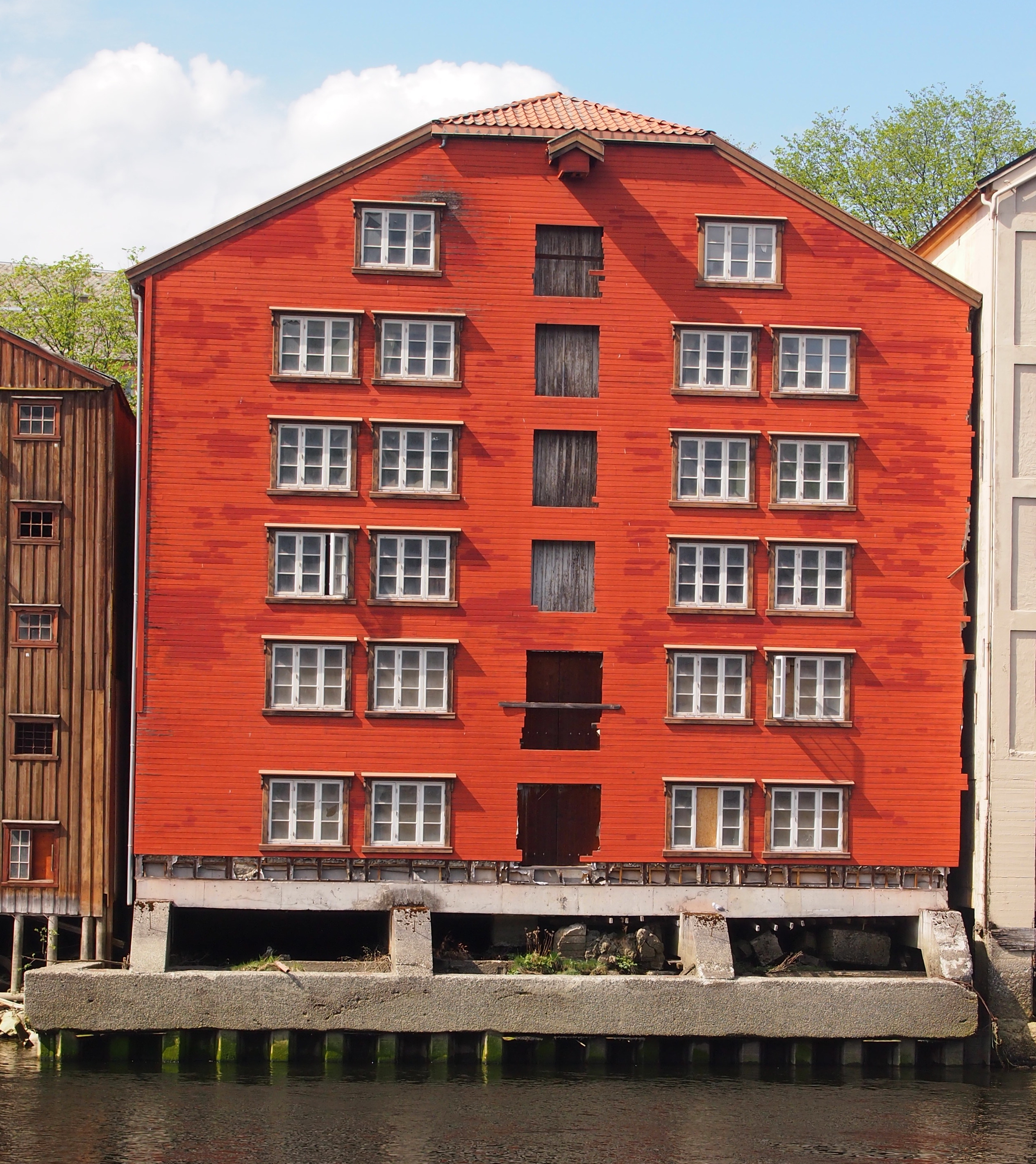 Utsiden av brygga mot elva