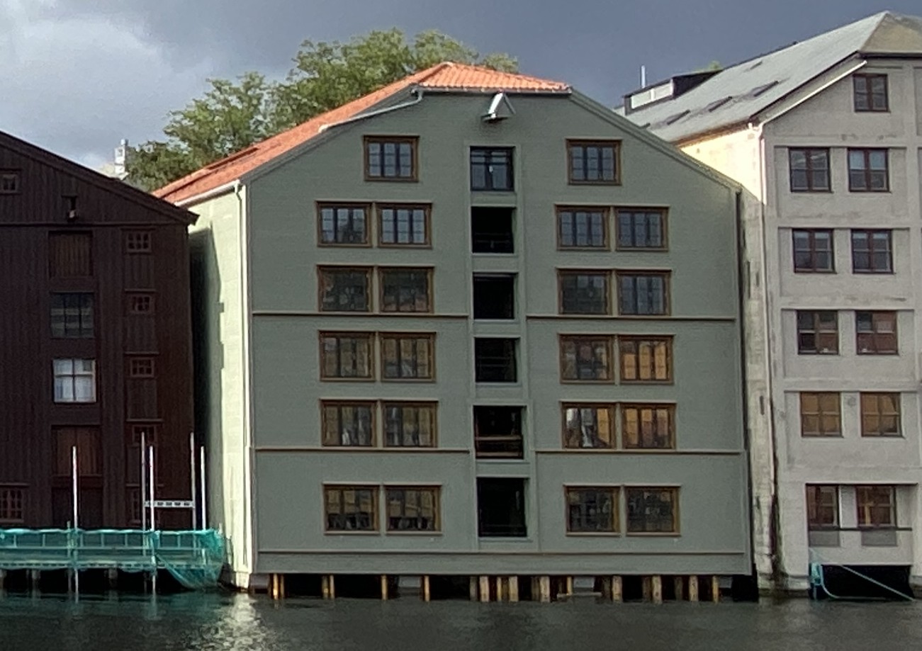 Bygningen sett fra elva