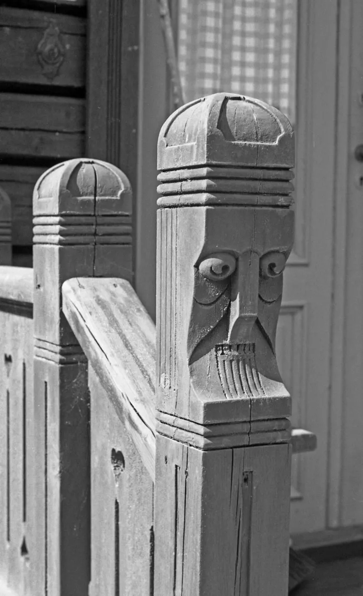 detalj fra rekkverk til enebolig i dragestil