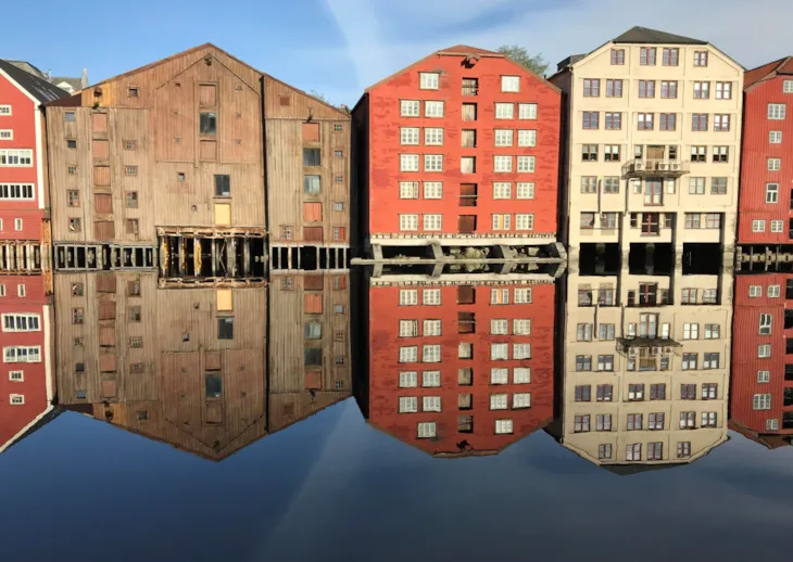 Brygger i Kjøpmannsgata, speiles i Nidelva