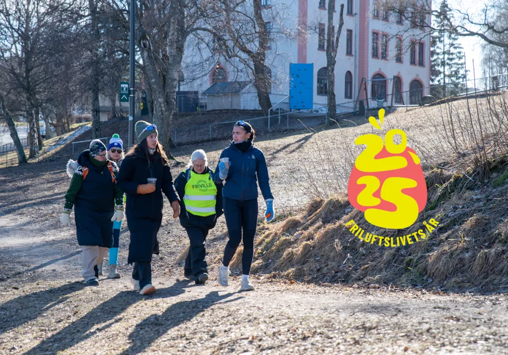 Foto av turdeltakerne på vei gjennom Festningsparken