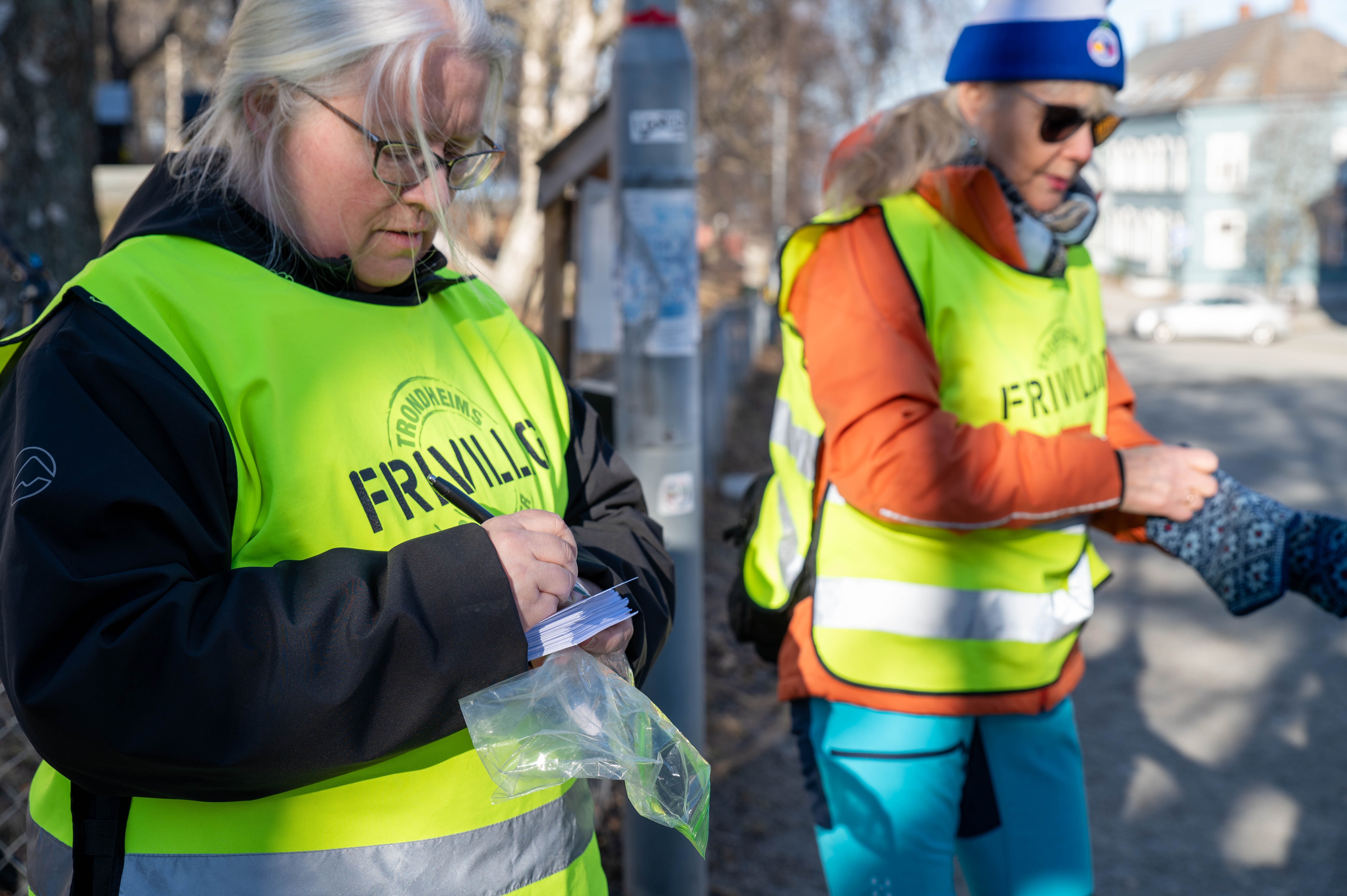 Foto av Gerd-Unni Rougnø som skriver ut deltakerkortene.