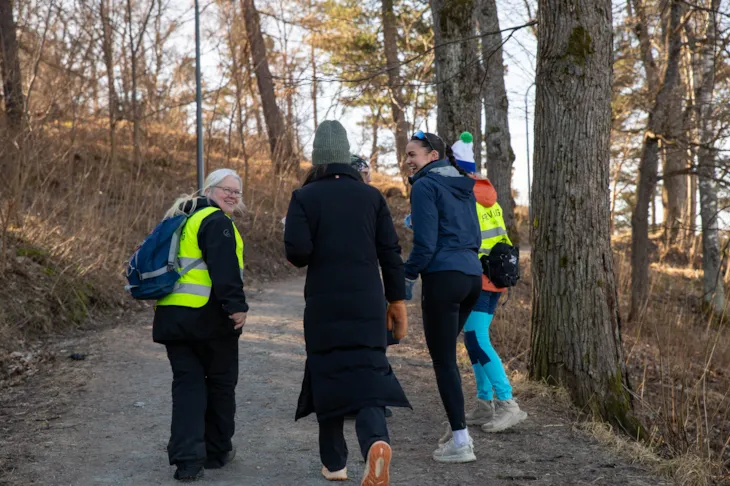 Foto av Gerd-Unni Rougnø sammen med de øvrige turdelakerne ute på vandring