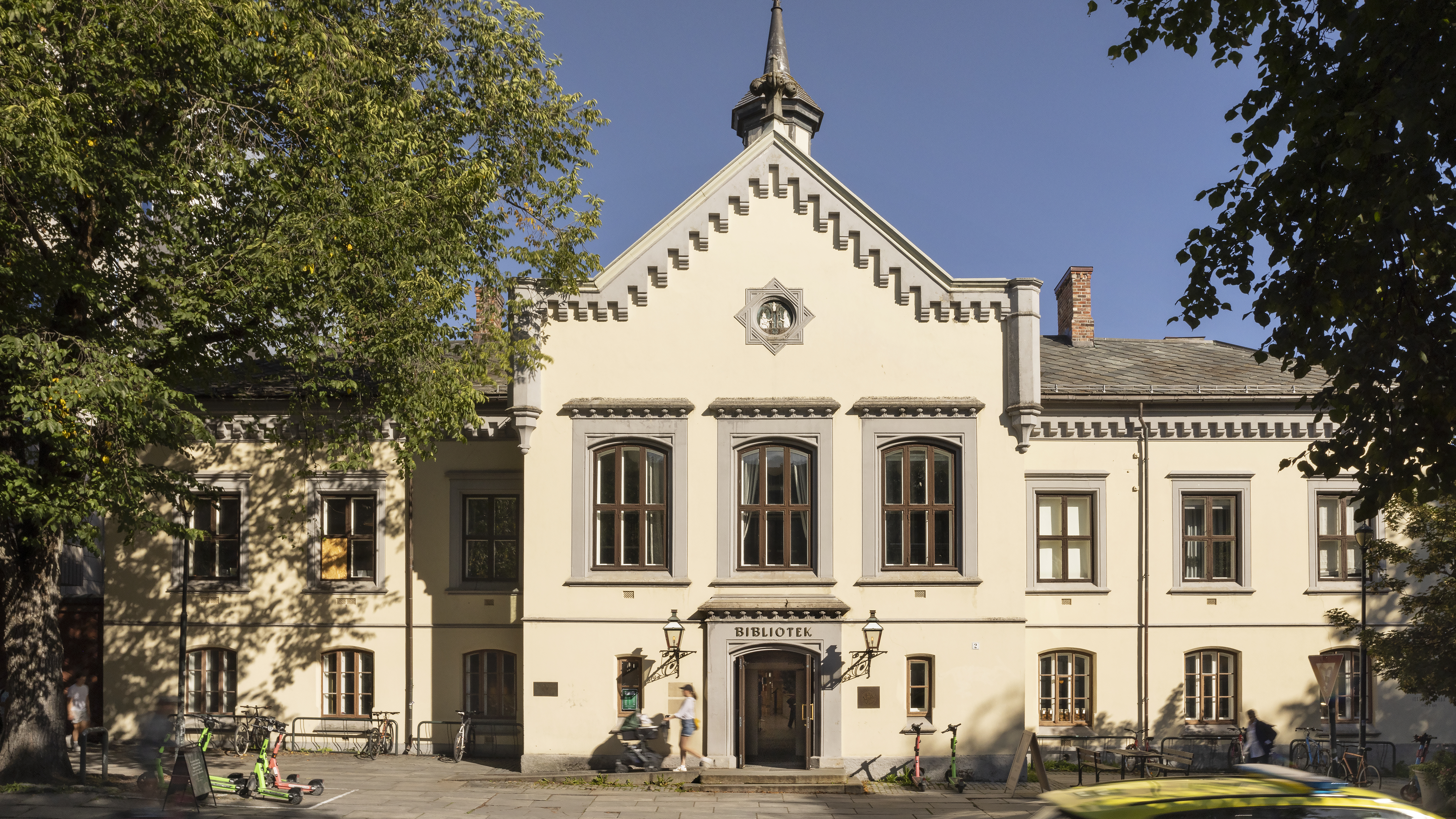 Slak rampe foran en murbygning