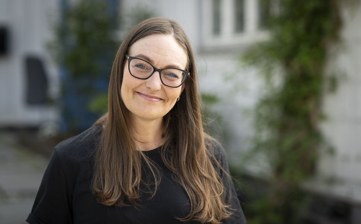 Portrett av Synn&oslash;ve som smiler til kamera