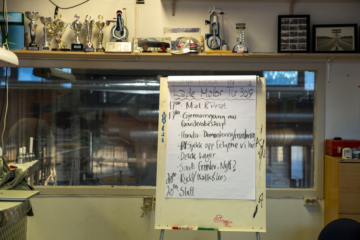 Bildet viser en oppslagstavle med dagens gjøremål, det første som står er "middag"