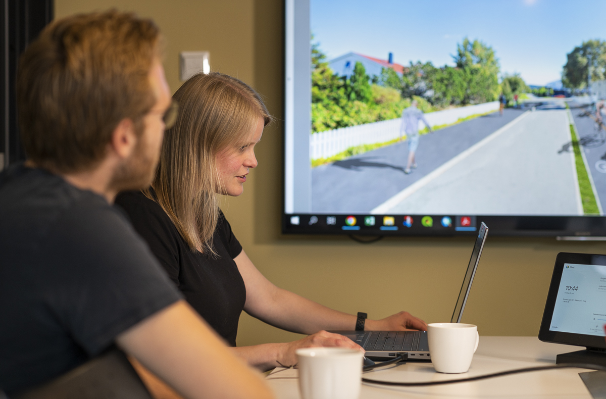 Prosjektleder Elin &Oslash;vren i arbeidsmilj&oslash; p&aring; kontoret