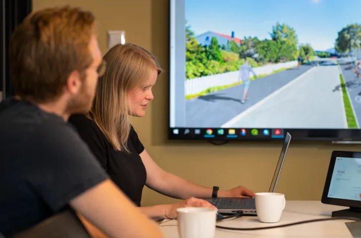 Prosjektleder Elin Øvren i arbeidsmiljø på kontoret