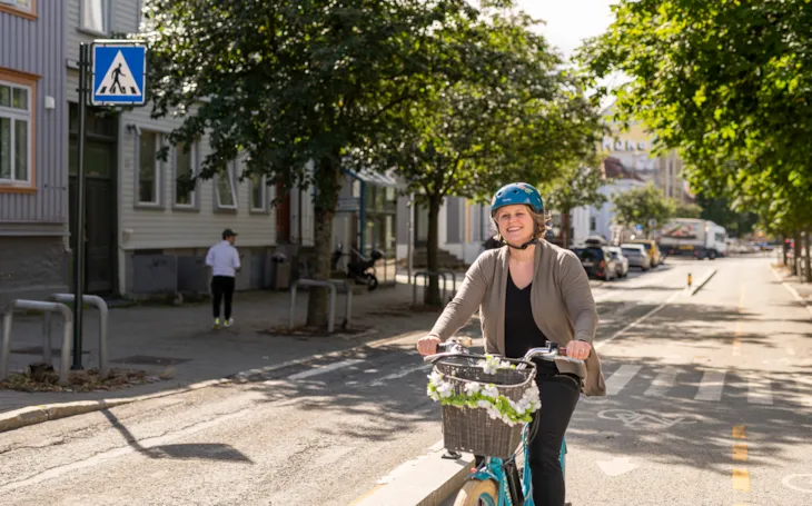 Prosjektleder Elin Øvren på sykkel i Sandgata