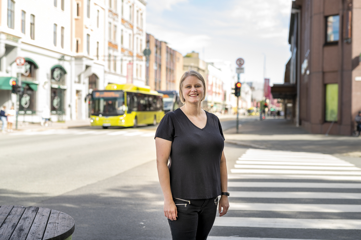 Foto av prosjektleder Elin &Oslash;vren. Bak skimtes krysset Olav Tryggvasons gate/Munkegata.