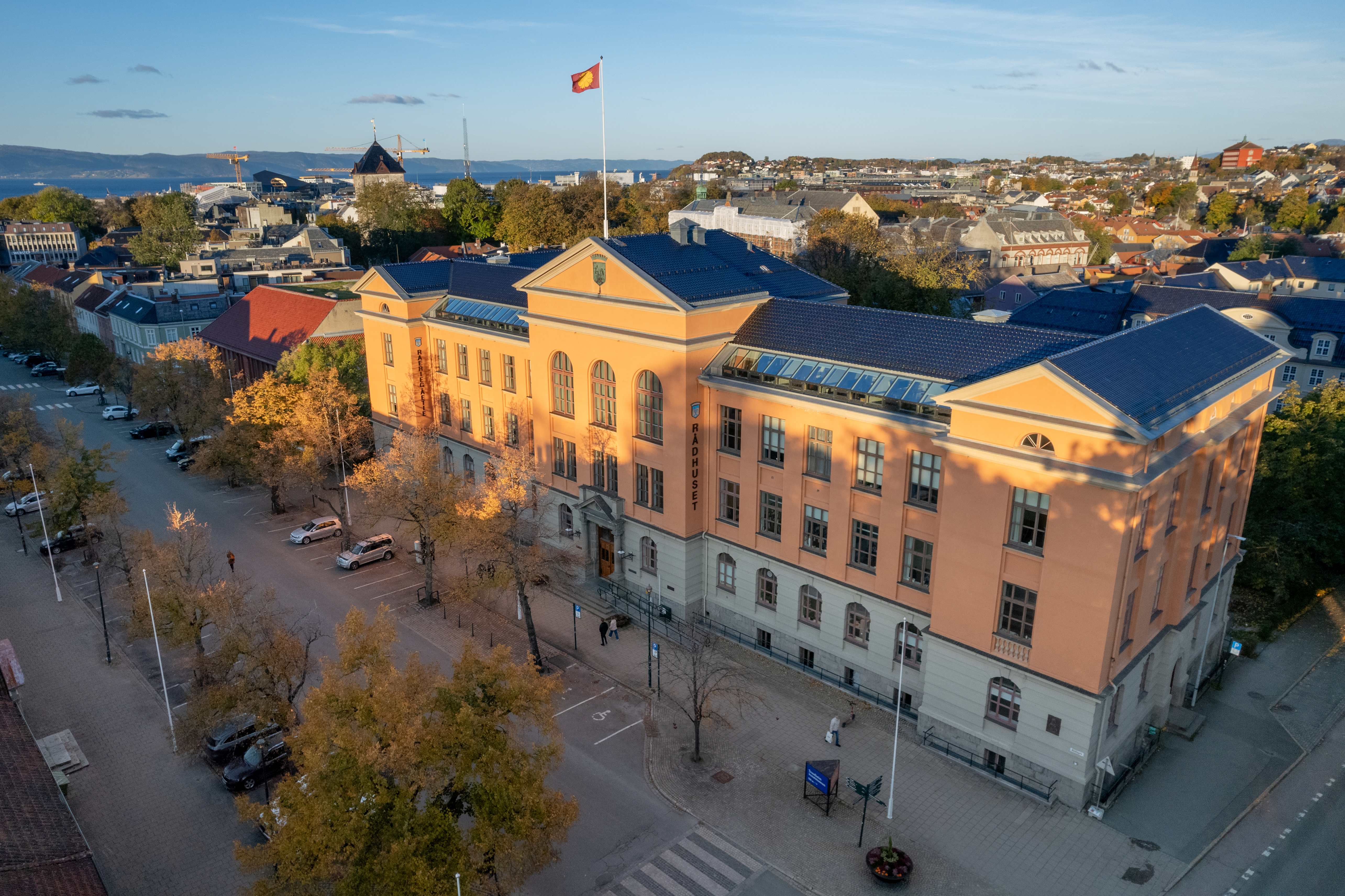 Dronefoto av rådhuset i Trondheim