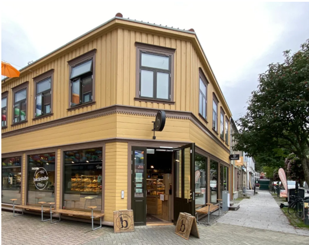 Skiltbukker som st&aring;r rett foran inngangsd&oslash;r