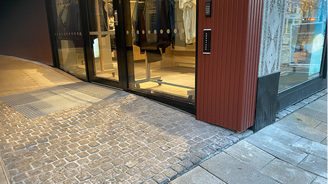 Brostein ligger h&oslash;yere enn betongstein slik at det blir 2-3 cm oppkant &aring; komme seg over 