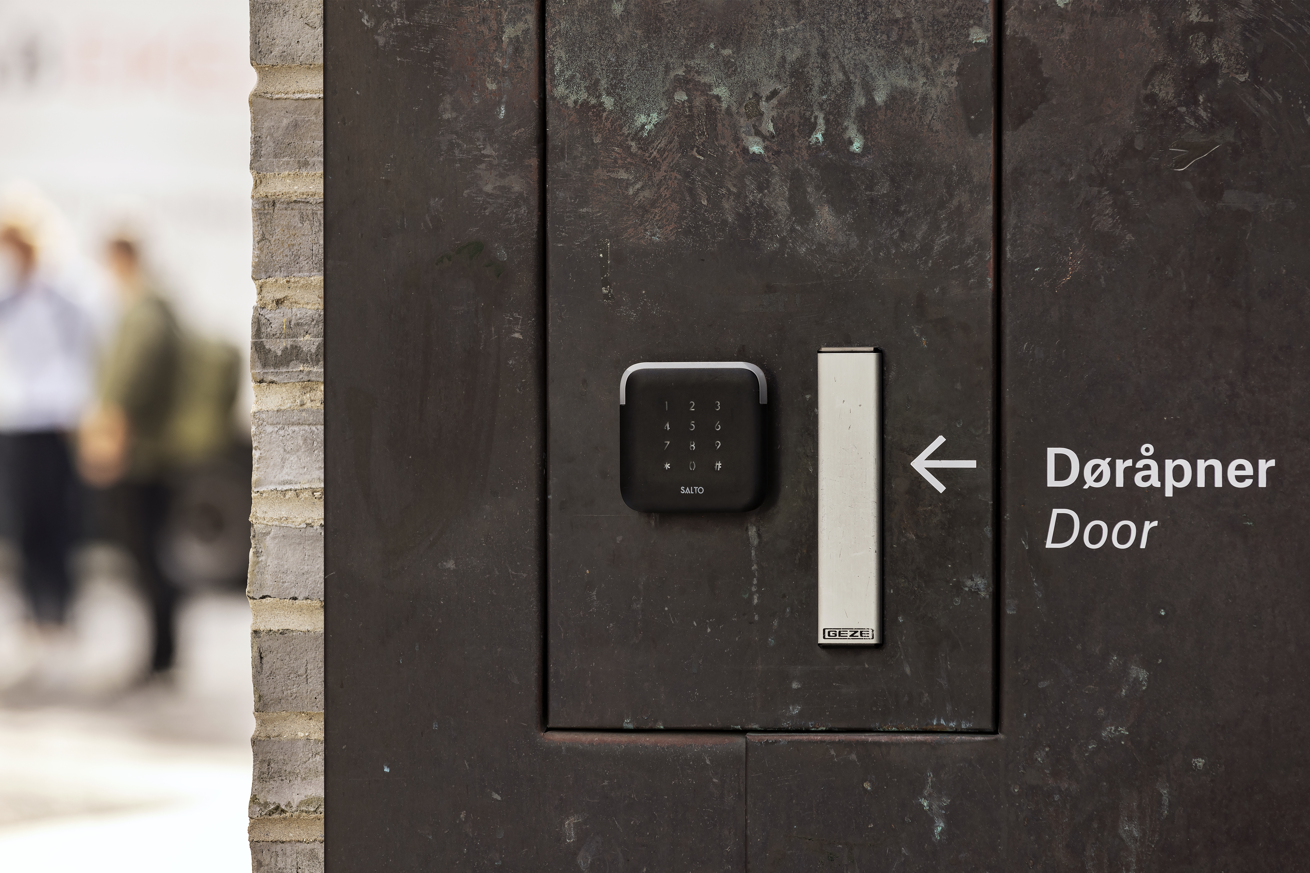 viser d&oslash;r&aring;pner og skilt montert p&aring; vegg