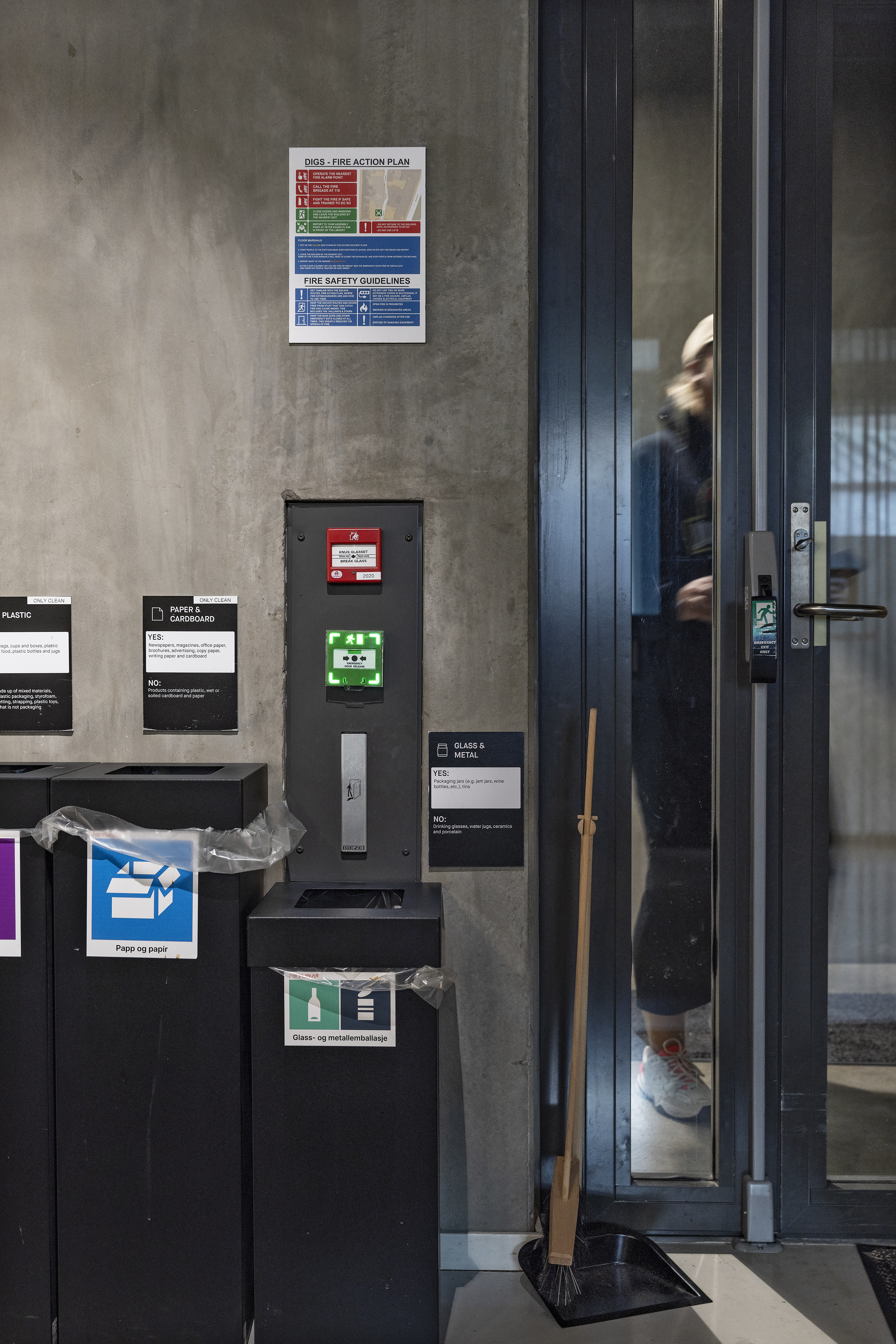 Viser avfallsbokser plassert foran d&oslash;r&aring;pnerknapp