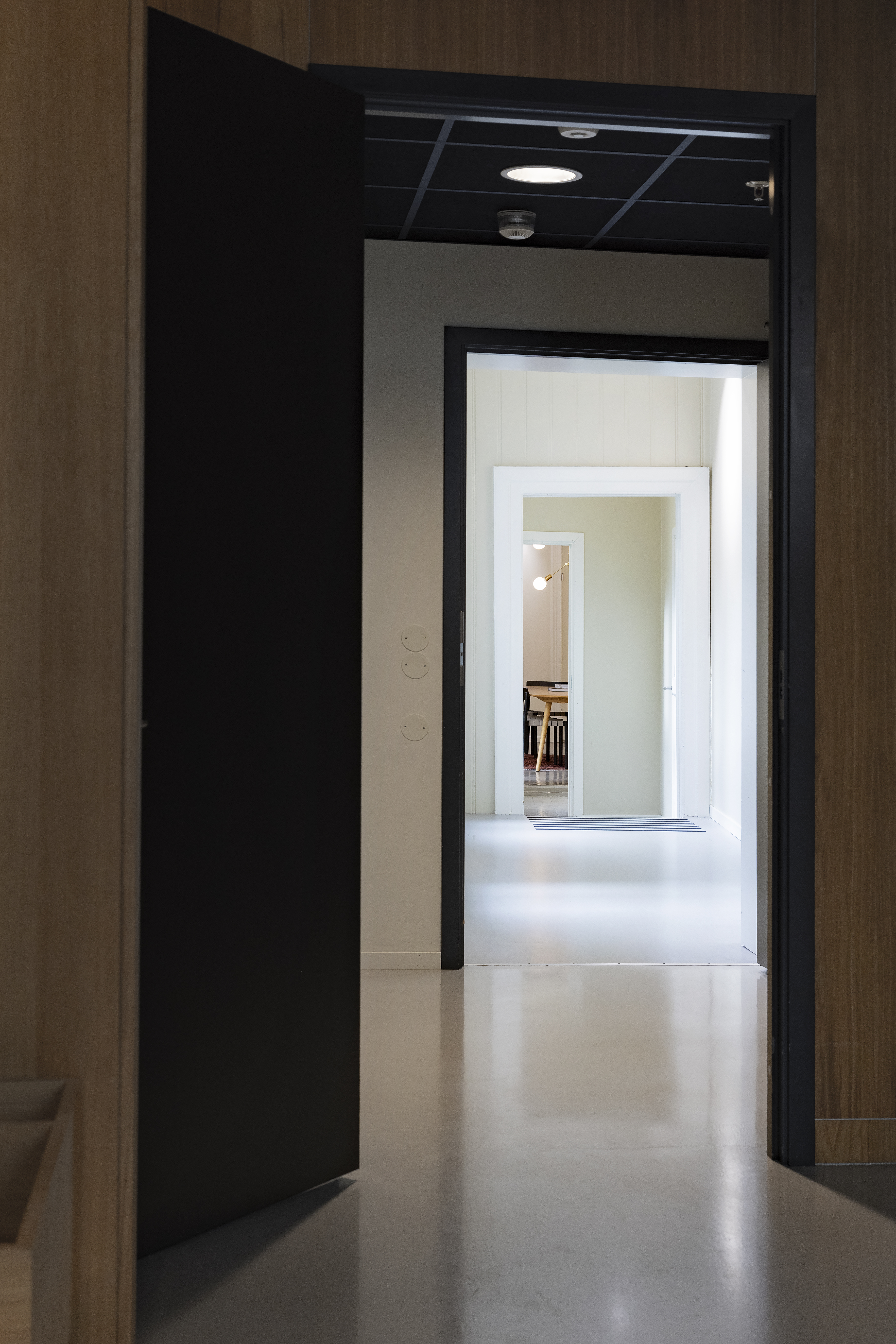 en korridor over til den gamle trehusbebyggelsen