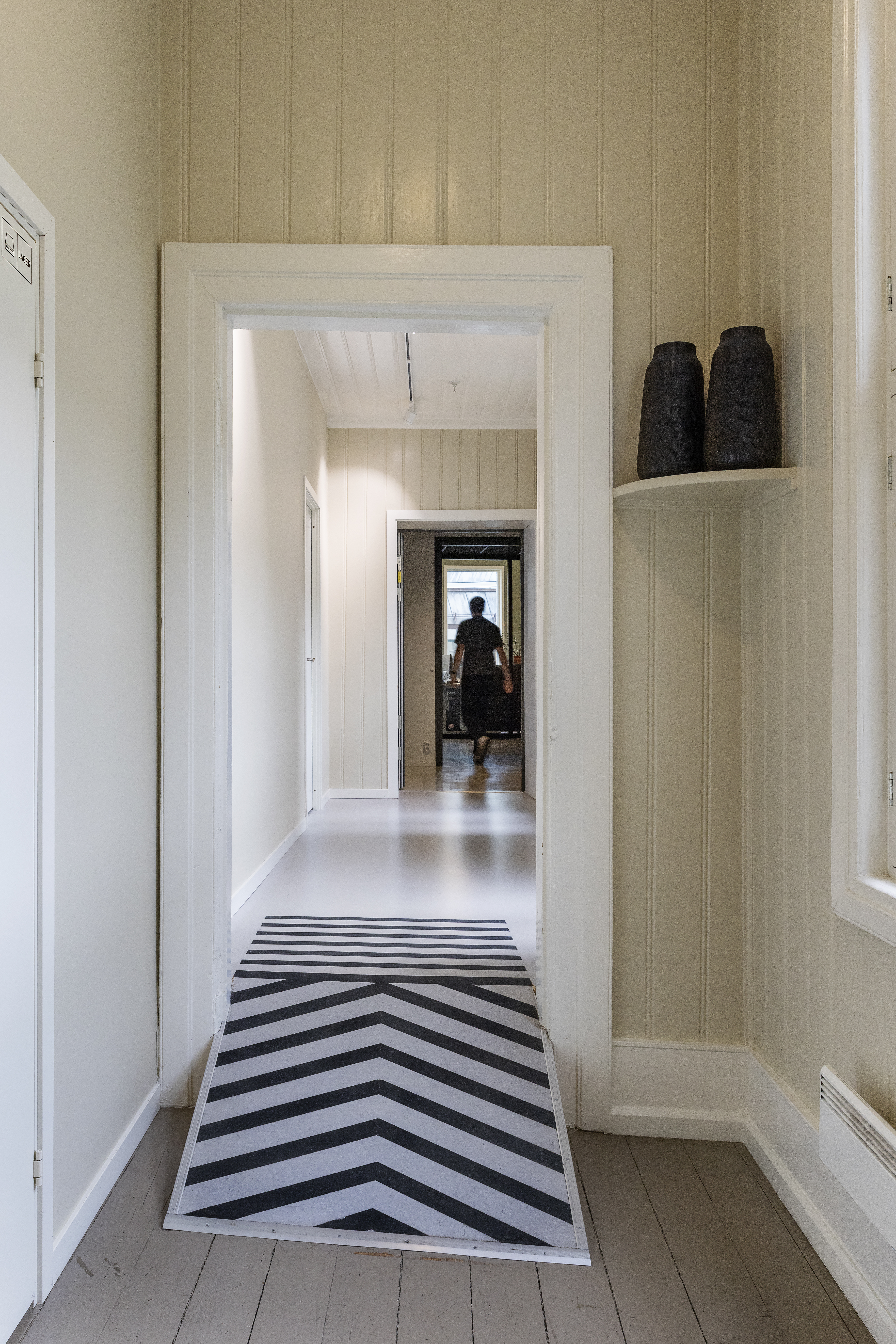 Bratt og lite godt l&oslash;st reampe internt i en av trebygningene