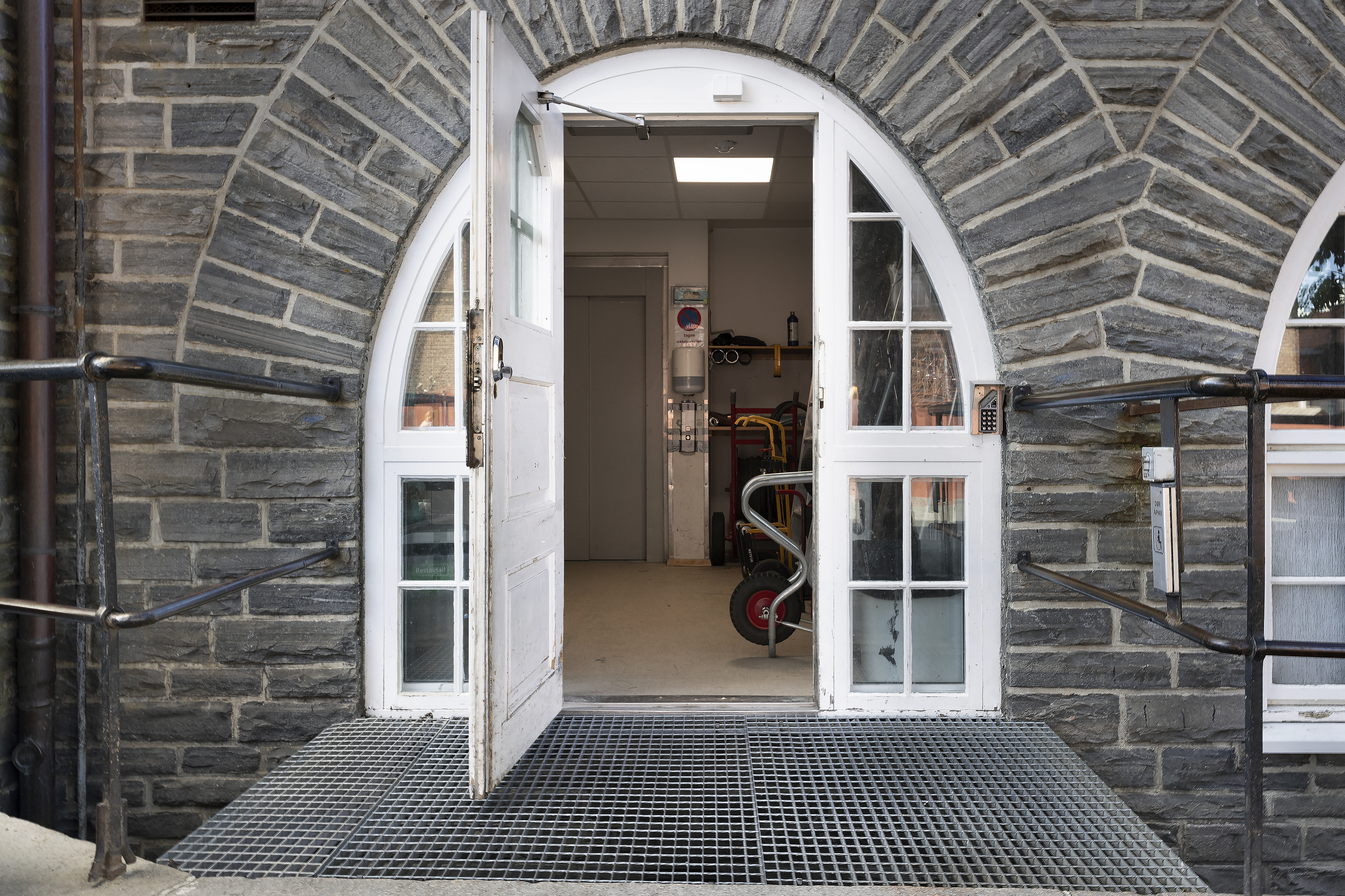 D&oslash;r inn til rom foran innvendig heis