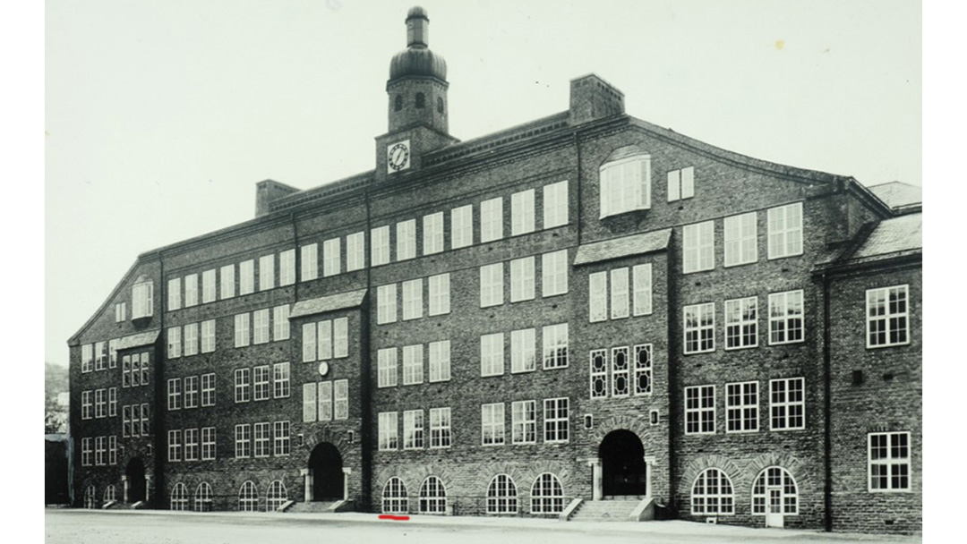 Eldre foto av Ila skole i sort hvitt