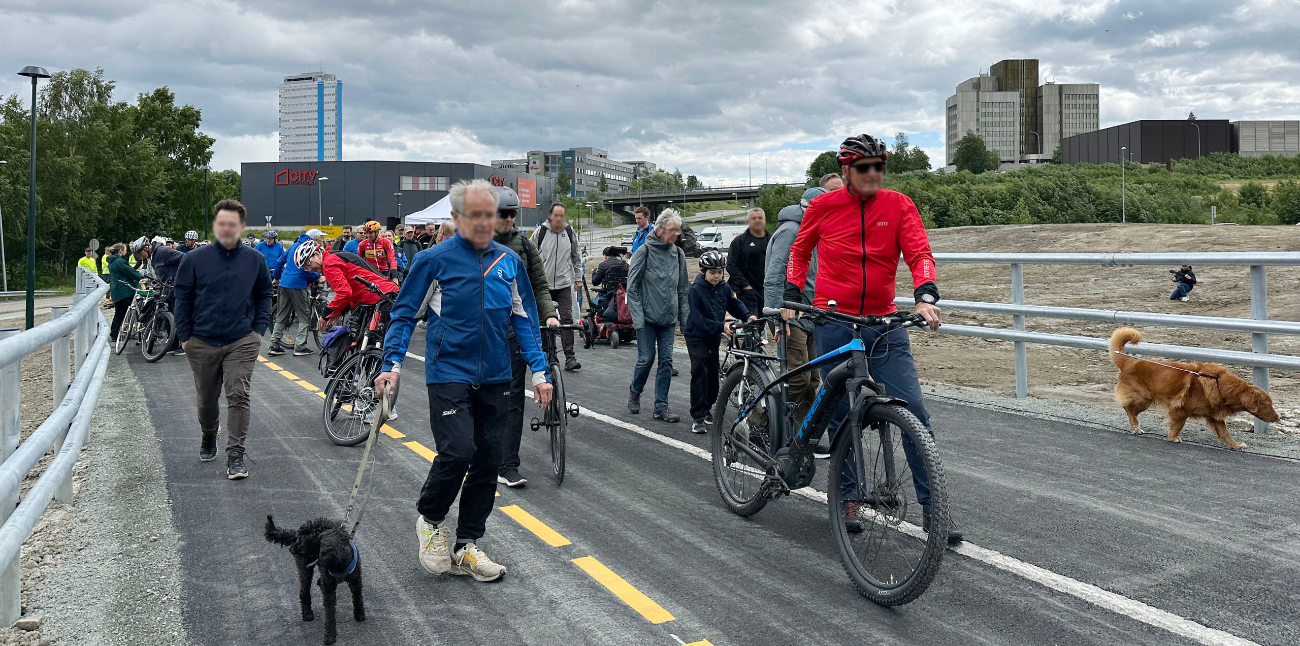 Masse folk og hunder p&aring; Saupstadbrua