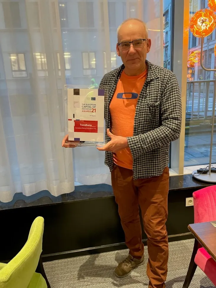 Bilde av Ola Lund Renolen med diplomet i hånda