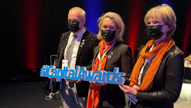 Bilde av Ola Lund Renolen, Cecilie Hammond Spark og Tone Merethe Aasen med icapitalawardspremie i hendene.