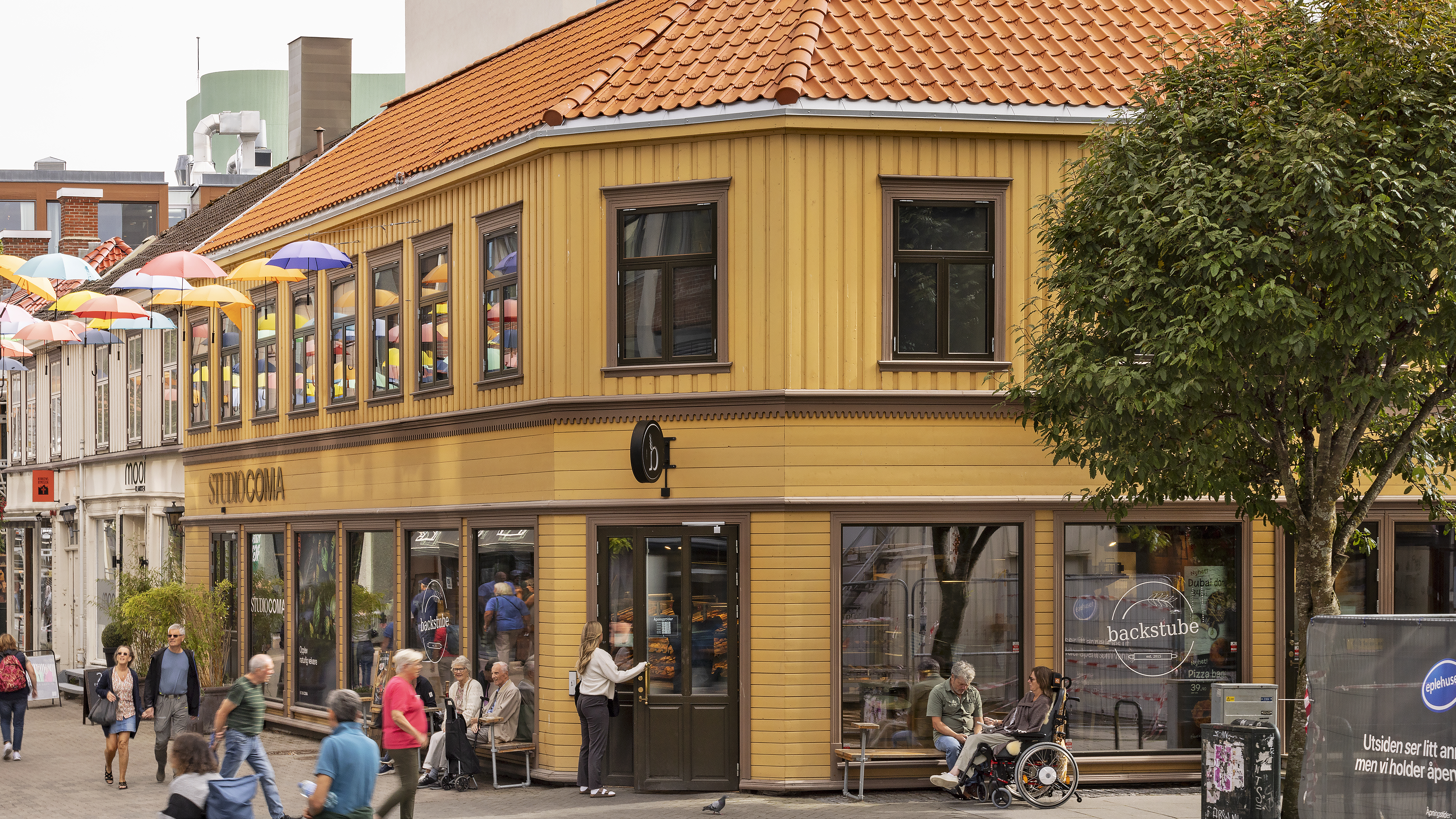 Forretningsgård i to etasjer med universelt utforemt inngang fra hjørne