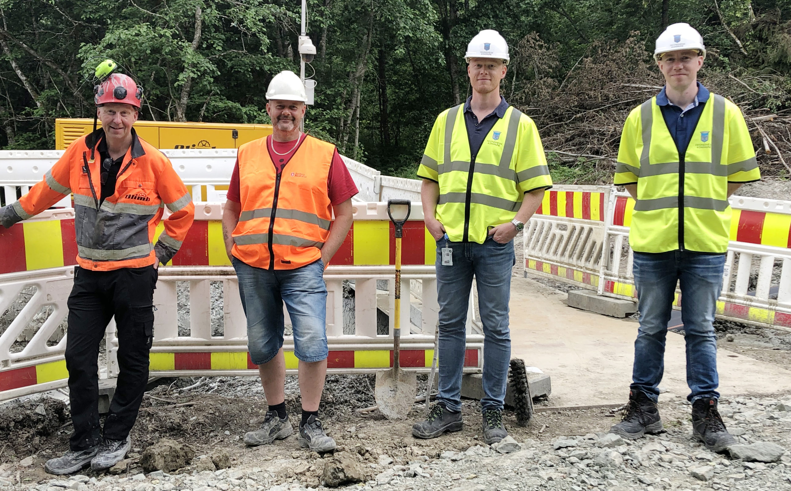 Fire personer iført anleggsklær