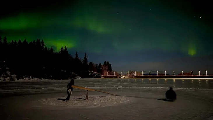 Nordlys på himmelen over en islagt Theisendam.