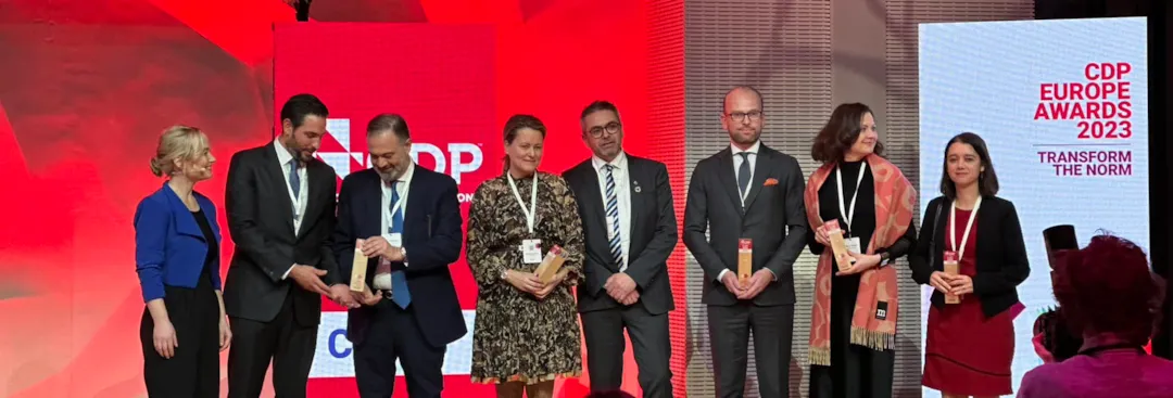 Bilde av 8 personer fra forskjellige europeiske byer som mottar pris for klimaomstilling i Paris i 2022. Blant de åtte er Kristian Dahlberg Hauge fra Trondheim kommune.