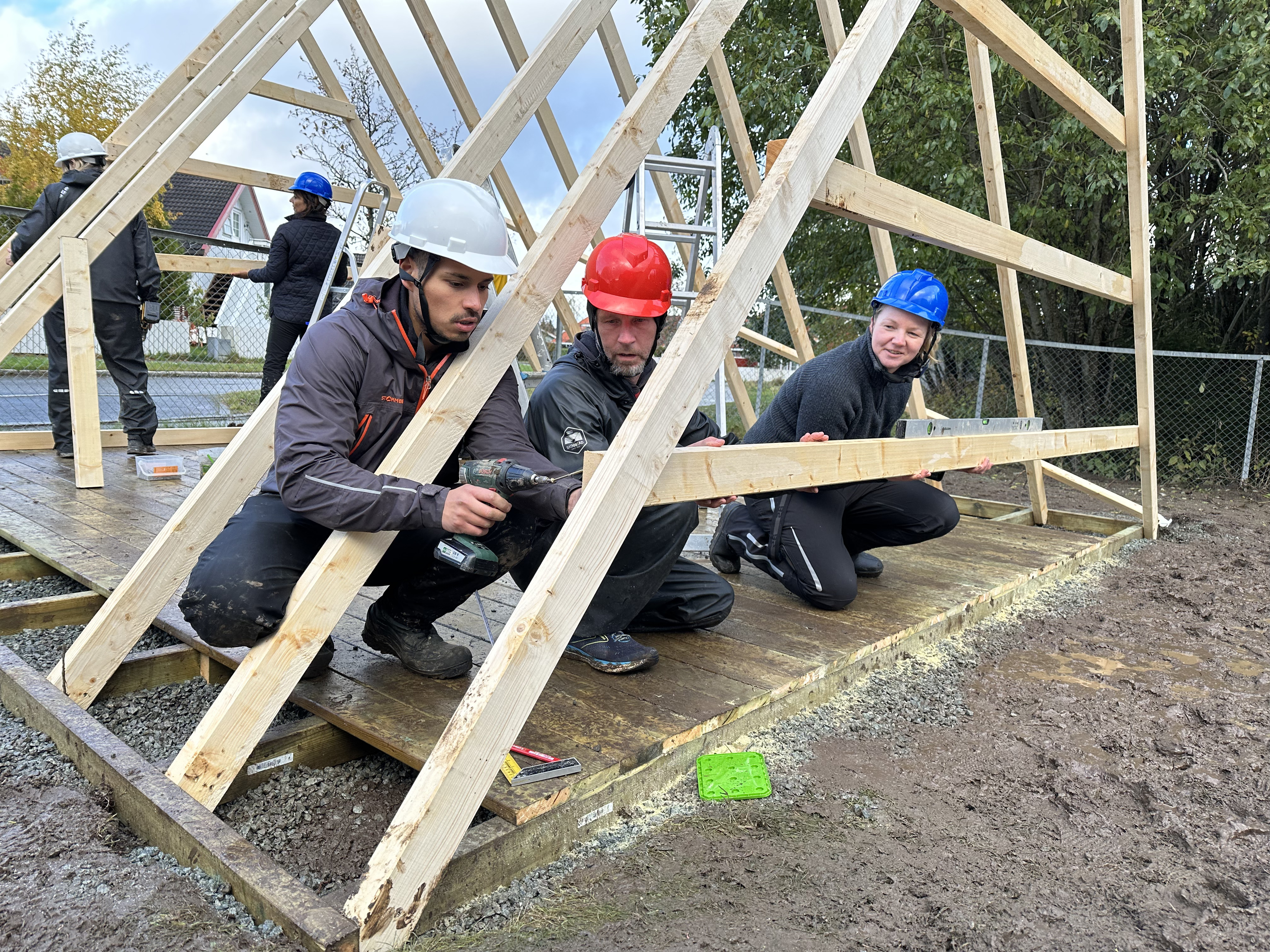 Foreldre bygger mathus i H&aring;rstadmarka barnehagerr