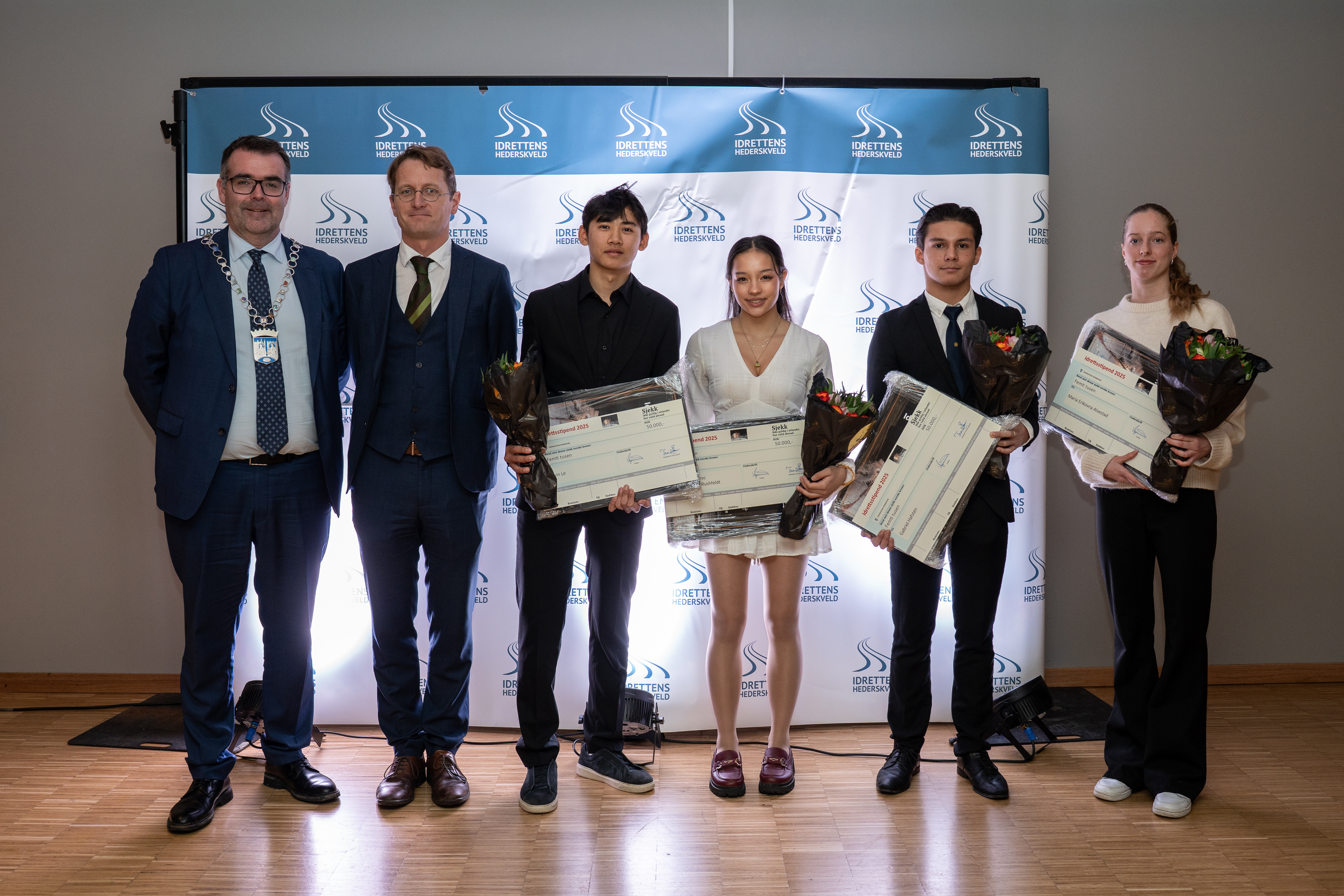 Ordfører Kent Ranum, byråd for kultur, idrett og friluftsliv Trond Åm, sammen med de fire stipendmottakerne Alvin Le, Ariane Mayumi de la Fuente Rushfeldt, Gabriel Hafsten og Maria Erikovna Alvestad.