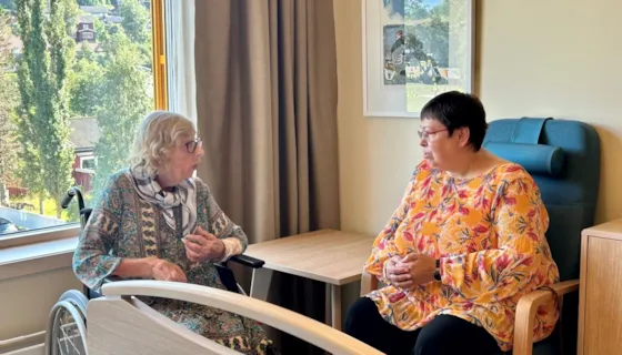 Ordfører Rita Ottervik i samtale med pasient Mary Elisabeth Voldhagen
