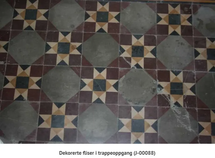 Flisgulv i trapperom i Festningsgata 3