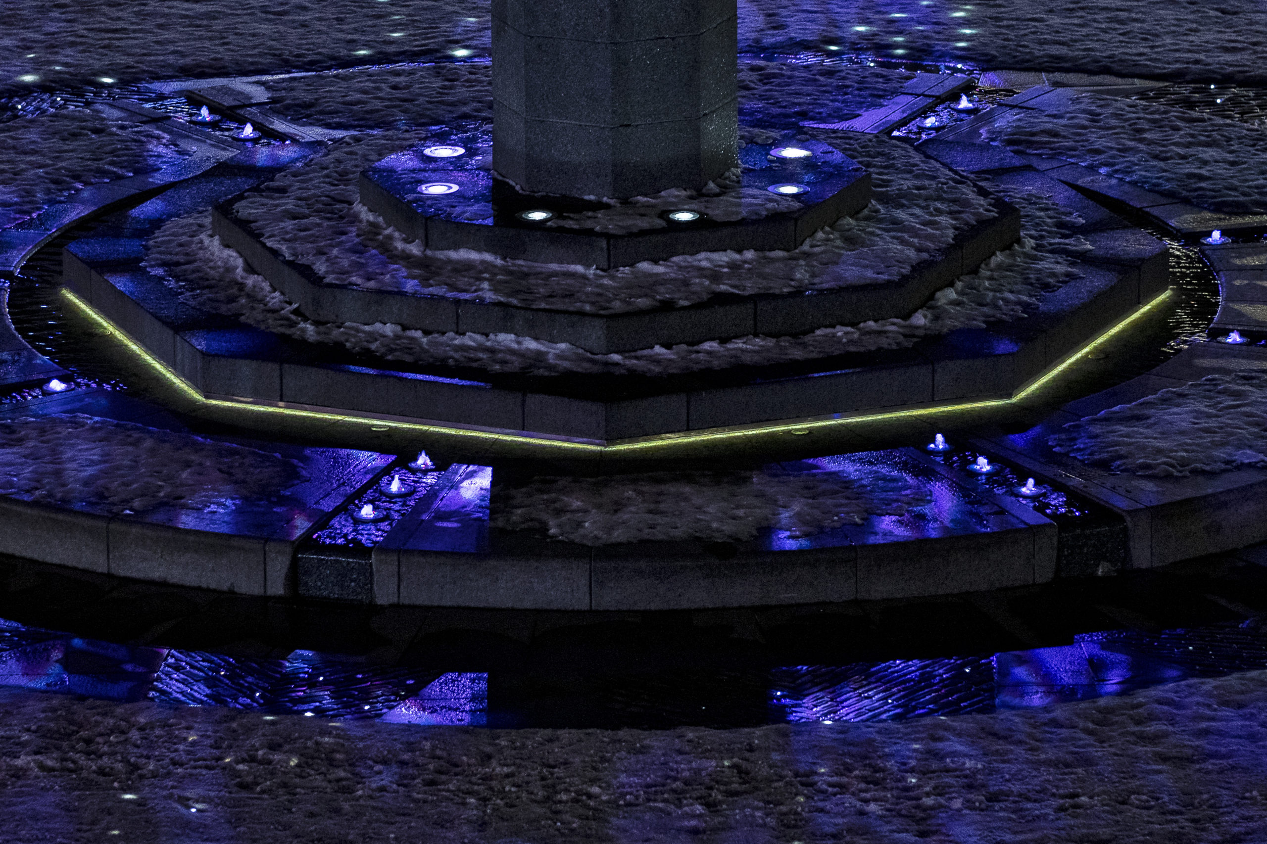 N&aelig;rbilde av sokkelen p&aring; Olav Tryggvason-statuen