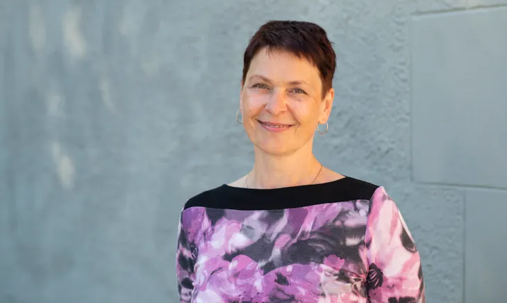 Portrett av Olena med grå bakgrunn