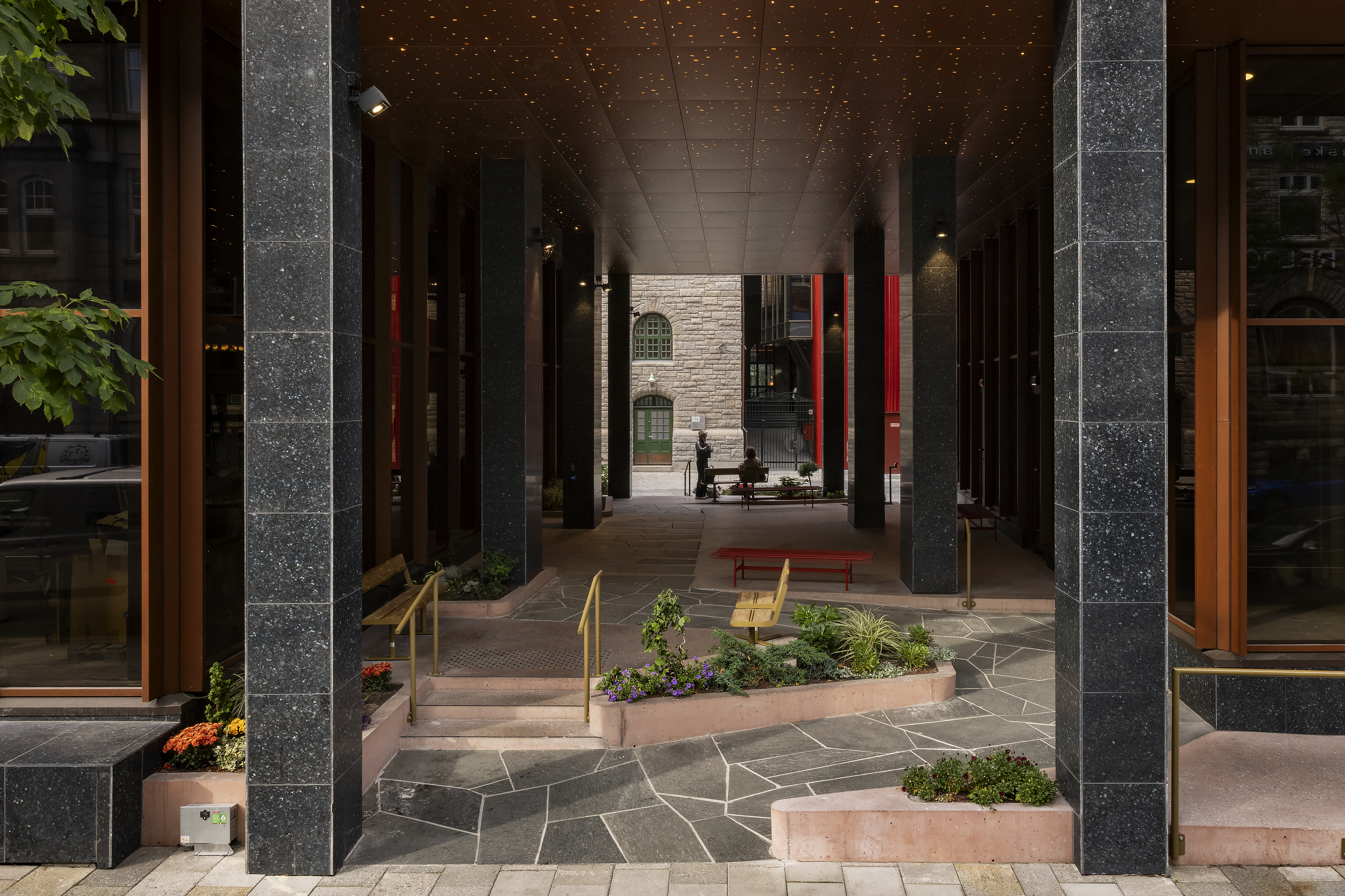 bilde viser hele passasjen med belegningsstein og m&oslash;blering